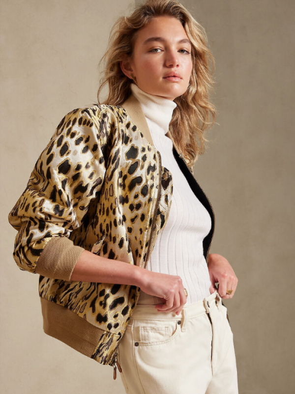 Jaket bomber dengan pola animal print